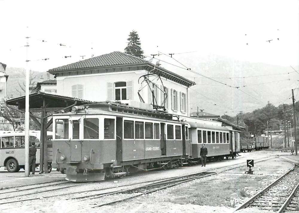 Téléphérique Lugano-Tesserete — station et tramway — Photo J.-L. Rochaix - Recto