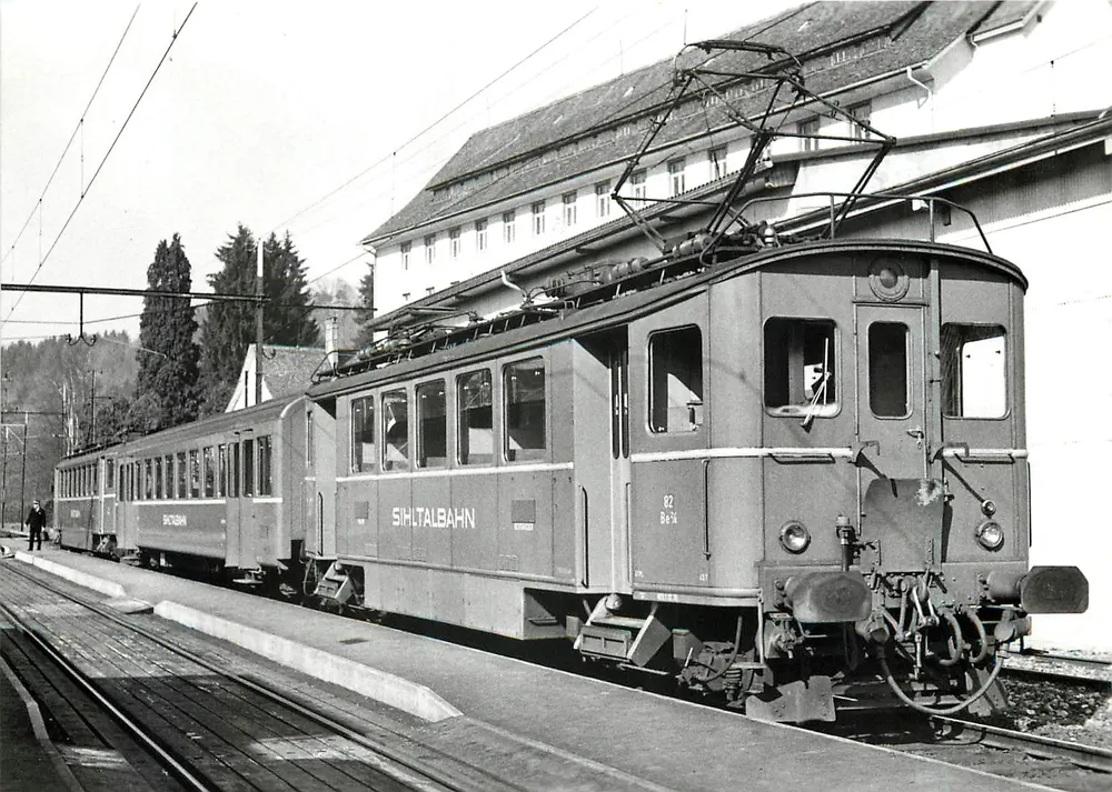 Train de la Sihtalbahn — Doppelpendel Be 2/4 82 + Be 2/4 46 — Verlag Ernst B. Leutwiler, Zurich - Recto