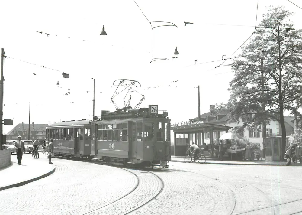 Tramway à Basel — Margarethenstrasse, pont sur la gare CFF — Photo J. Bazin, BVA, 1960 - Recto