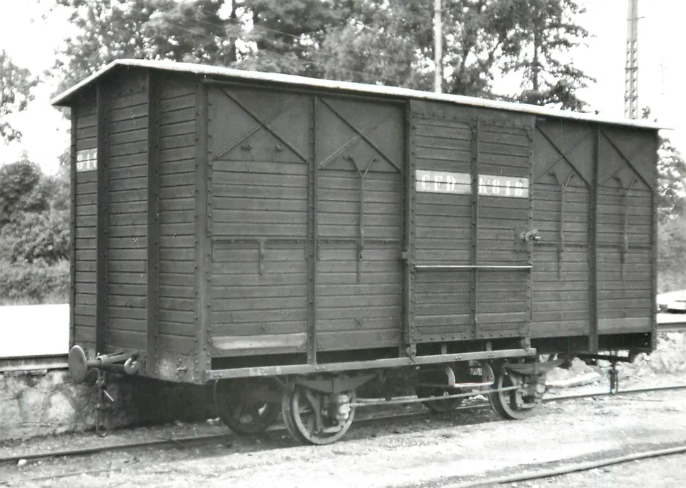 Wagon-citerne CFD n°1018 — Couvert non-freiné K 818 em Chablis — Foto de M. Rifault, coleção J.L. Rochaix - Frente