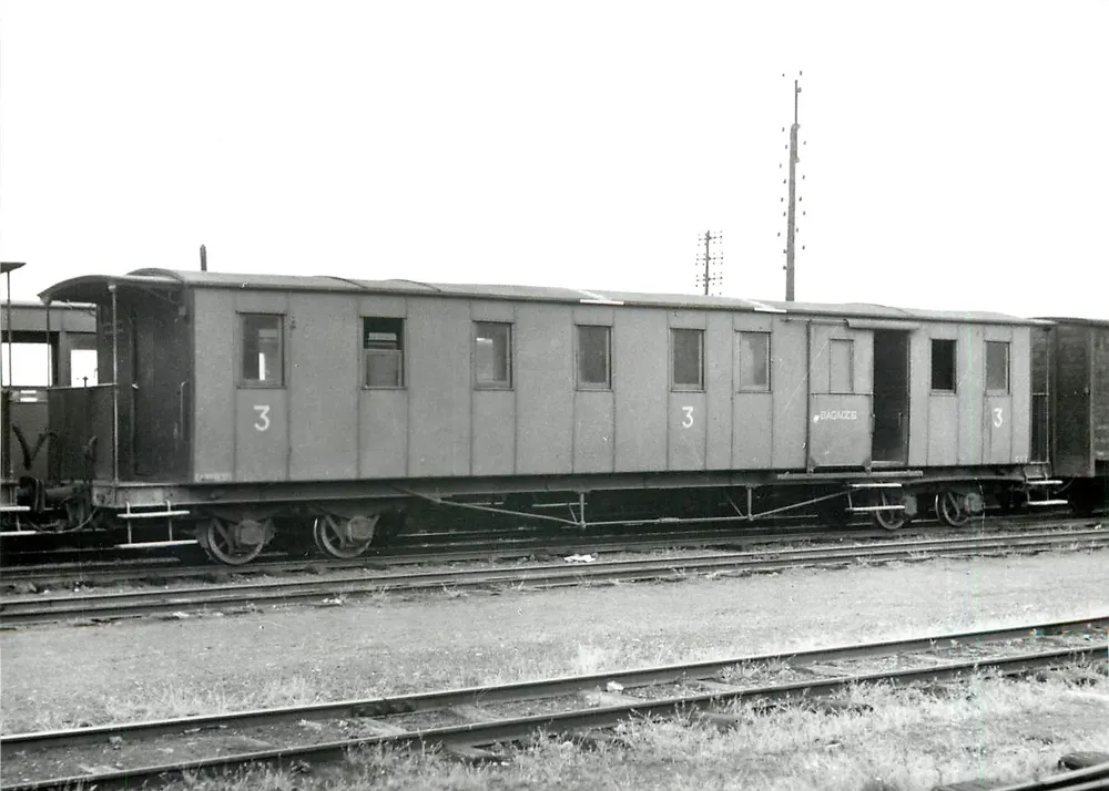 Veículo misto com plataformas abertas — CD 2 à Caudry — Foto de M. Rifault, coleção J.L. Rochaix — n° 618.7 CFC - Frente