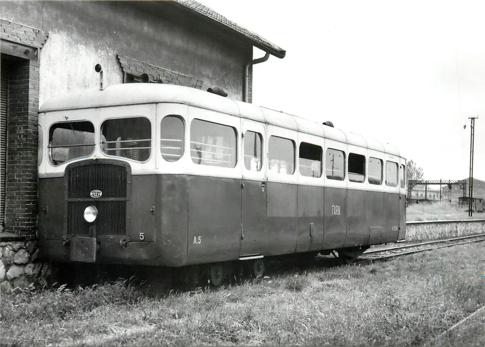 Autorail Verney A.5 — dépôt de Castres — Photo M. Rifault - Recto