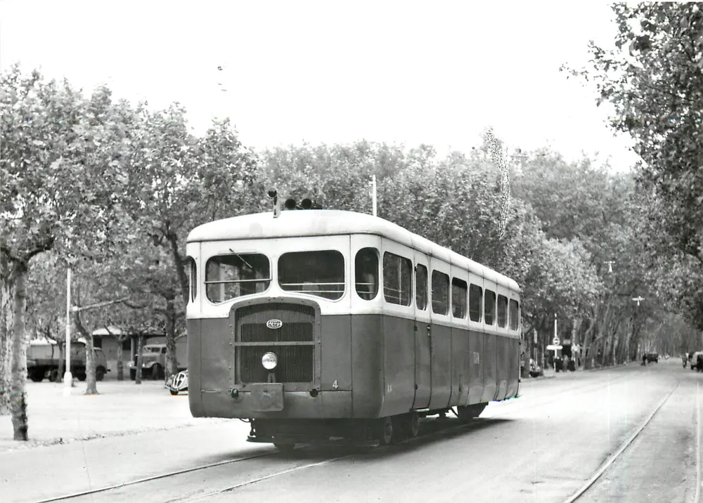 Tramway em Castres-Albinque — Autorail Verney A4 — Foto de M. Rifault, coleção J.L. Rochaix - Frente