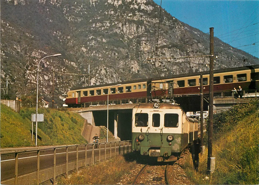 Rencontre entre la ligne Biasca-Acquarossa et le train TEE "Ticino" — Biasca Borgo, 29.9.1973 — Ernst B. Lentwiler Verlag - Recto