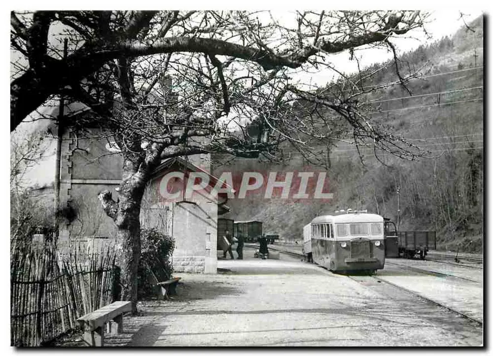Dion-Autorail und Einachsschlepper an der Station Florac — Foto von M. Grandguillaume — BVA, Aloys-Faucquez 53, CH-1018 Lausanne — 570.5 CFD - Vorderseite