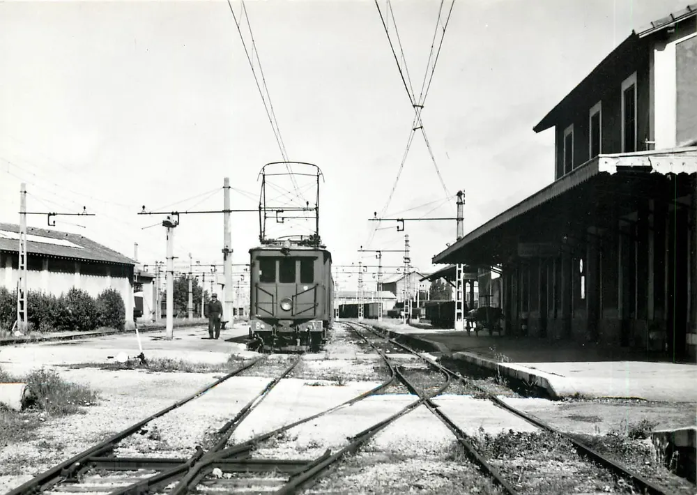 Fourgon-automoteur V8 à Arles-Trinquetaille — 1953 — Photo M. Rifault, coll. J.L. Rochaix, n° 613.2 CC - Recto