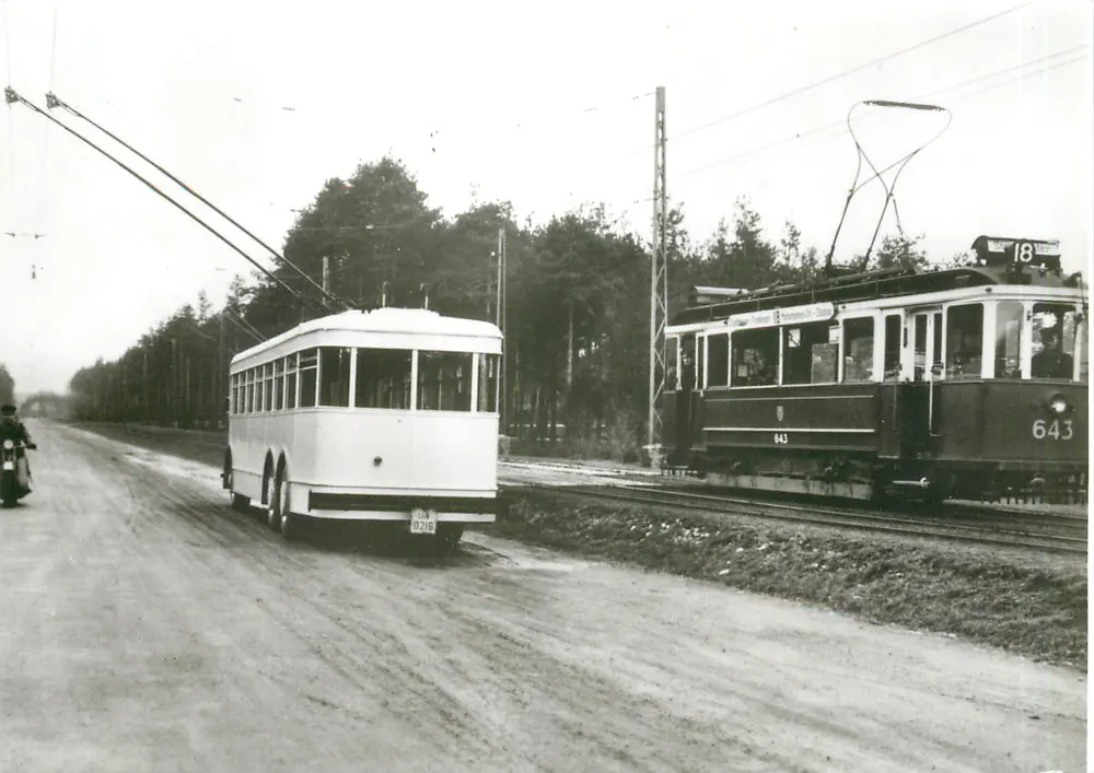 Nürnberg-Fürther Straßenbahn — MAN-Obus et tramway TW 643 sur la ligne d'essai Allersberger Straße — éditeur Freunde der Nürnberg-Fürther Straßenbahn e.V., n° 77 - Recto