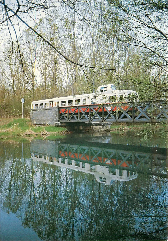 Pont de la Bèze — train sur viaduc métallique — Association des Autorails Bourgogne - Recto