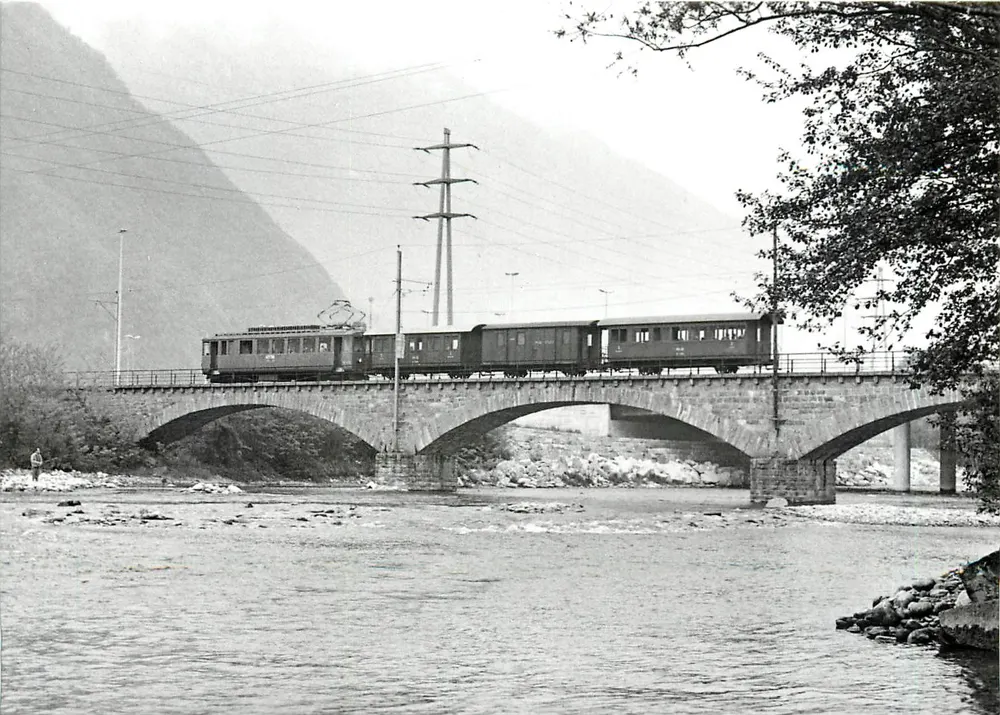 Train pour Mesocco franchissant la Moesa — près de Castione — Photo J-L. Rochaix — BVA 16.1000 Lausanne - Recto