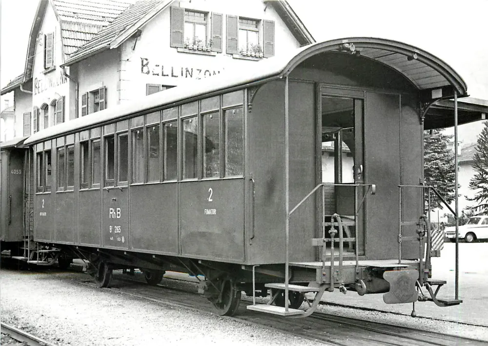 RhB B2 2165 Wagen in Bellinzona — Grosses Netzwerk — Foto J.-L. Rochaix - Vorderseite