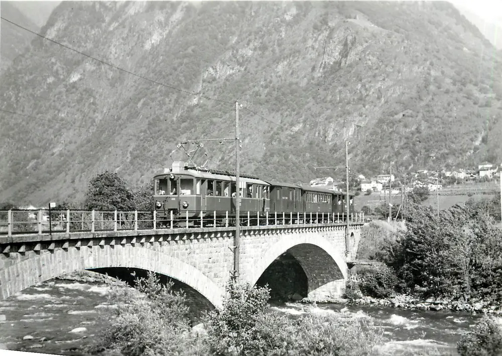 Trem para Bellinzona — sobre o ponte de Roveredo — Foto J.-C. de Jongh, BVA, av. de Provence 16, Lausanne - Frente
