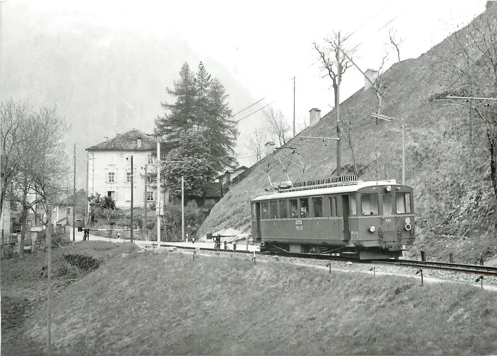 Automotor aan de PN bij de uitgang van Mesocco — 2.5.1969 — Foto J.-C. de Jongh — BVA, av. de Provence 16, Lausanne - Voorkant