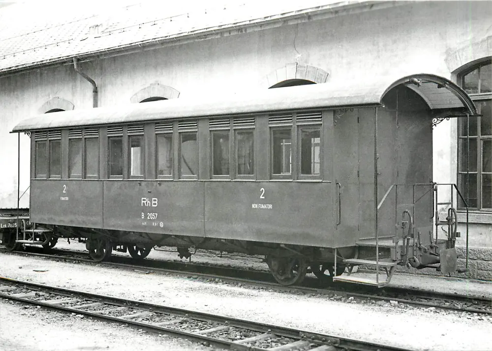 Voiture RhB B2 2057 — grand réseau, à Mesocco — Photo J.-L. Rochaix - Recto