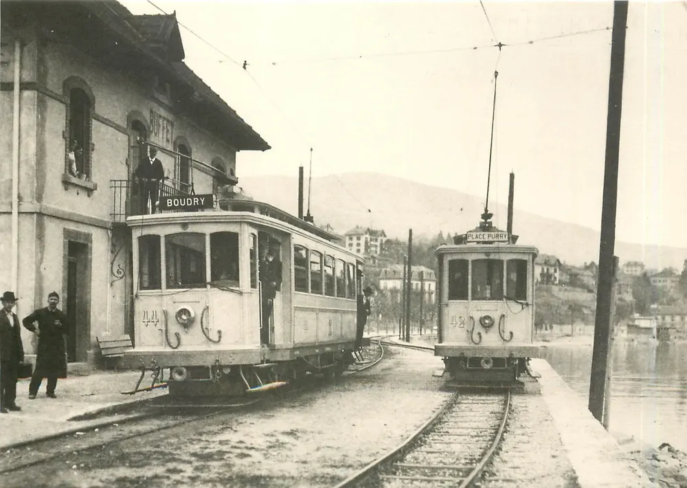 Kreuzung der Straßenbahnen TN Ce 2/4 n°42 und 44 — Haltestelle Serrières — Ernst B. Leuwnier, Zürich - Vorderseite