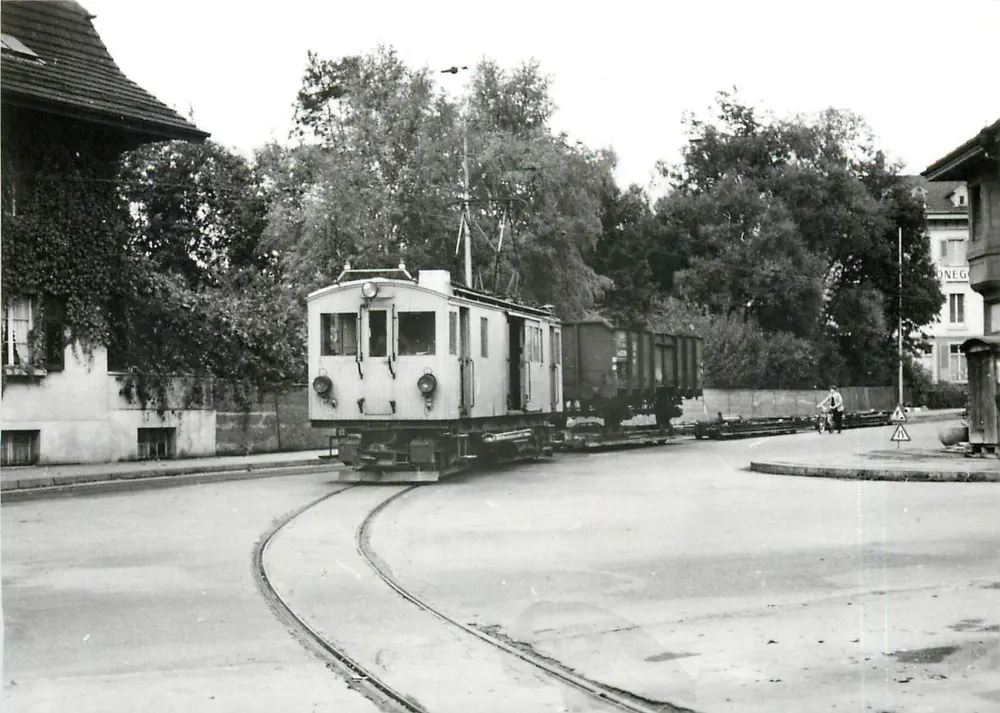 BTI Fe 4/4 1 mit OR³ + 5 + 6 am Eingang zur Station Biel — Foto H. Waldburger — Verlag Ernst & Leuwielen, Zürich, Nr. 106.7 - Vorderseite