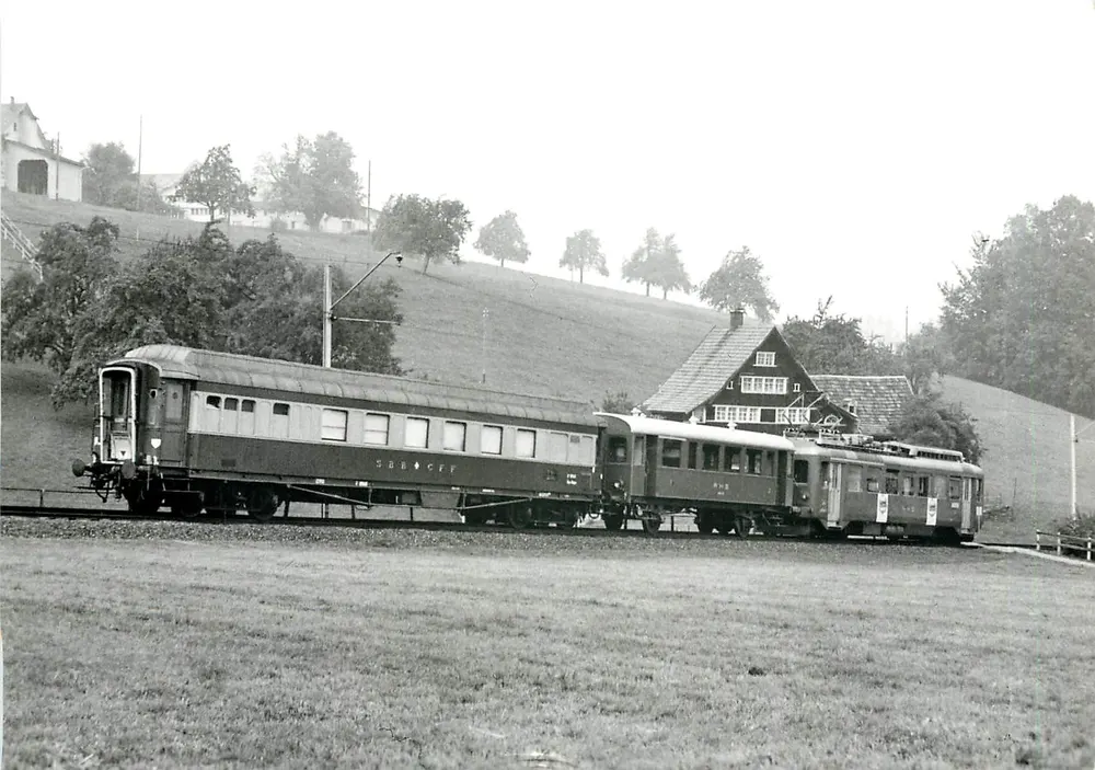 Trem SBB-CFF — SBB-Kinowagen e RHB AB2 12 — Ernsi B. Leutwiler, CH - Frente