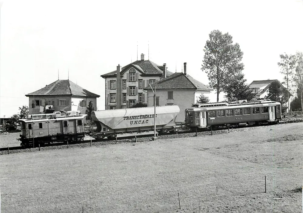 भारी परिवहन रेलवे लाइन RHB पर — DZeh 2/4 22 + SNCF ABDeh 4/4 23 — फोटो D. Heer - आगे