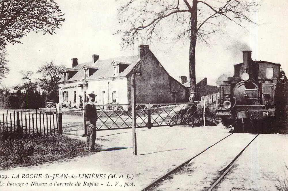 La Roche-Saint-Jean-de-Linières — Passagem de nível na chegada do rápido — L. V., fot. - Frente