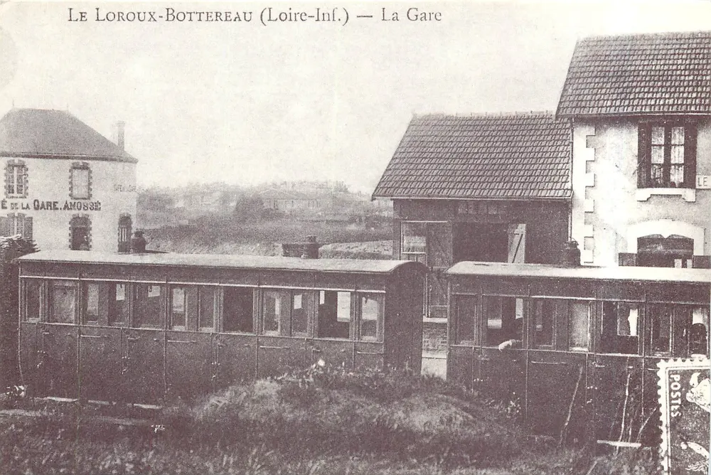 Le Loroux-Bottereau (Loire-Inf.) — A Estação — Carruagem de 2ª Classe com eixos e portas laterais, série B 101 a 156 - Frente