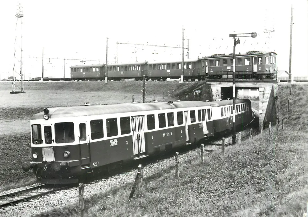 Twee spoorlijnen uit Thurgau in Wil — MThB BCFm 2/4 9+C4 110 (ex Tw 7) en FW Ce 4/4 3+C4 23..26 — Foto MThB, collectie D. Heer - Voorkant