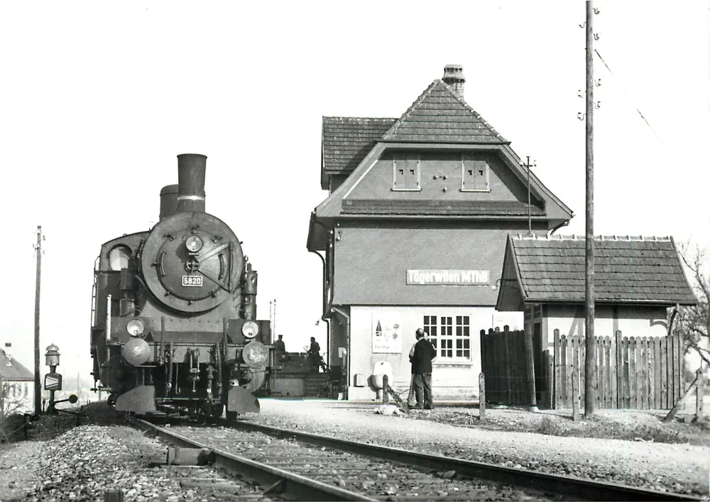 Tägerwilen MThB — estação e locomotiva a vapor Eb 3/5 5820 — MThB 2 - Frente