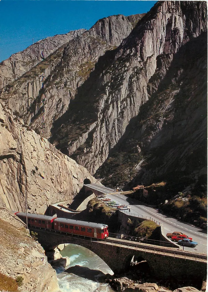 Trem e estrada nas gargantas de Schöllenen perto de Andermatt — Foto Geiger, n° 6083 - Frente