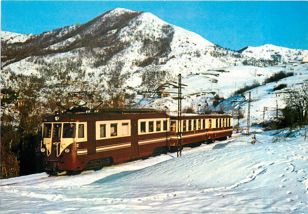 Elektrische trein A7 en wagens C52/C53 — Ferrovia Genova-Casella (FGC) — Foto Paolo Gassani - Voorkant