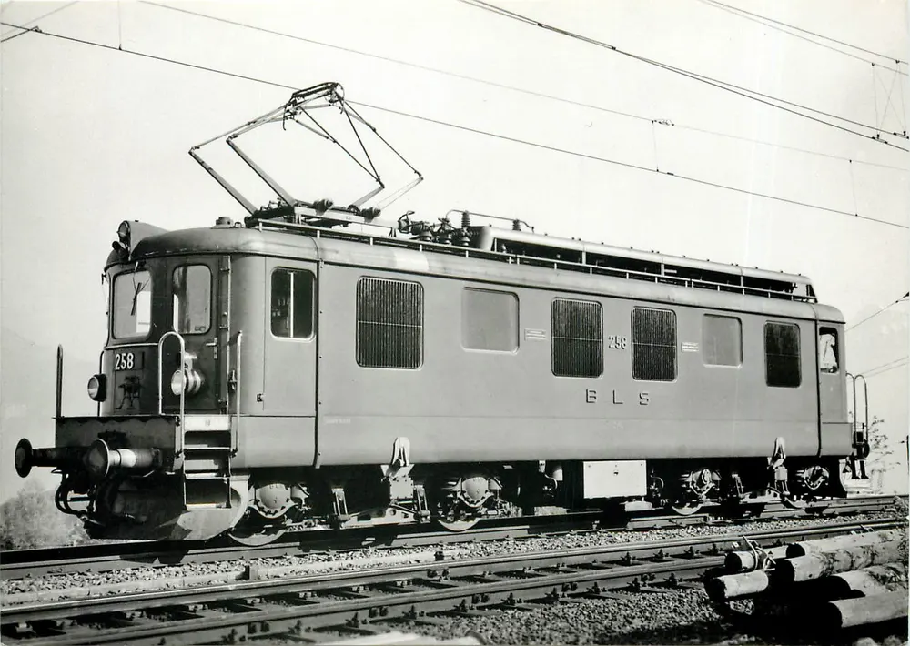 Lokomotiva elétrica BLS Ae 4/4 — BERN-LÖTSCHBERG-SIMPLON — número de série 4/4 - Frente