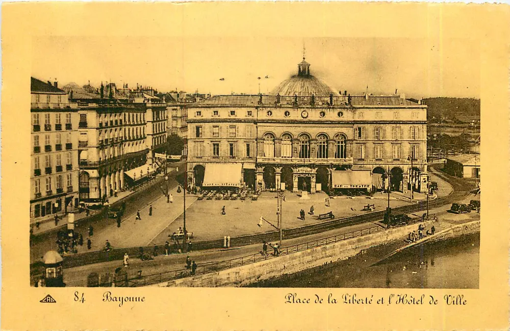 Bayonne — Place de la Liberté und das Rathaus — Antike Ansichtskarte - Vorderseite