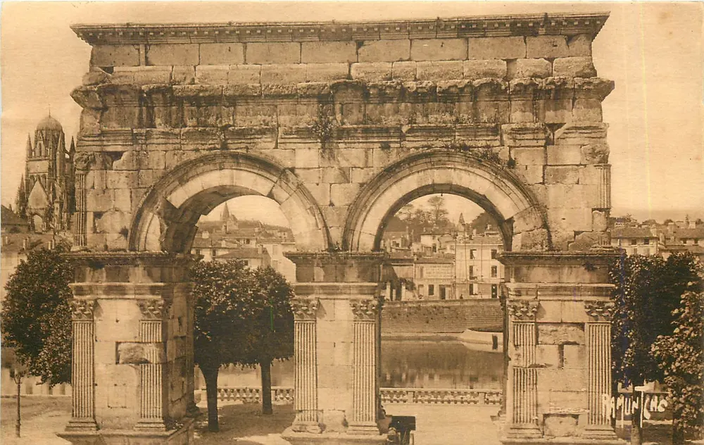 Saintes — Arco de Germanicus — Éditions Artisitiques Raymond Bergevin - Frente