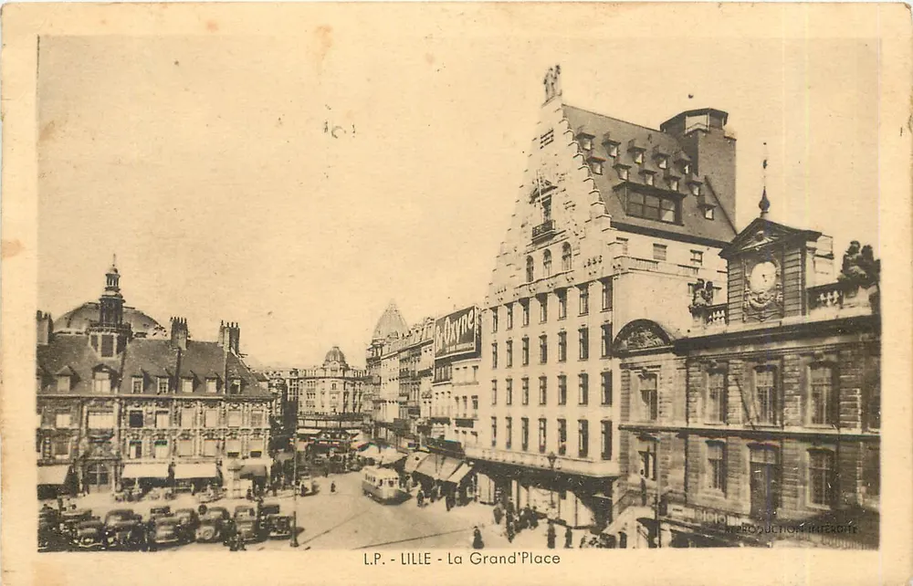 Lille - La Grand'Place — uitzicht op de plein met gebouwen en tram — L.P. (Lille-Photographie) - Voorkant