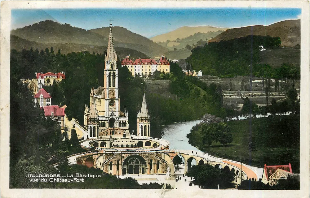 Lourdes — Blick auf die Basilika vom Schloss-Fort - Vorderseite