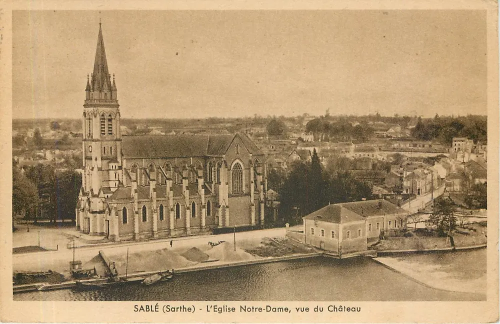 Sablé (Sarthe) - Ansicht der Kirche Notre-Dame vom Schloss aus - Vorderseite