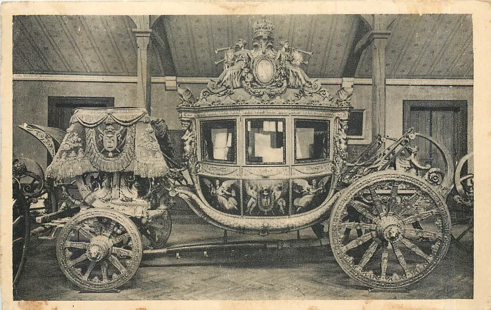 Versailles (Trianon) — Voiture du Sacre — Serr. Commercial Monument Historiques - Recto