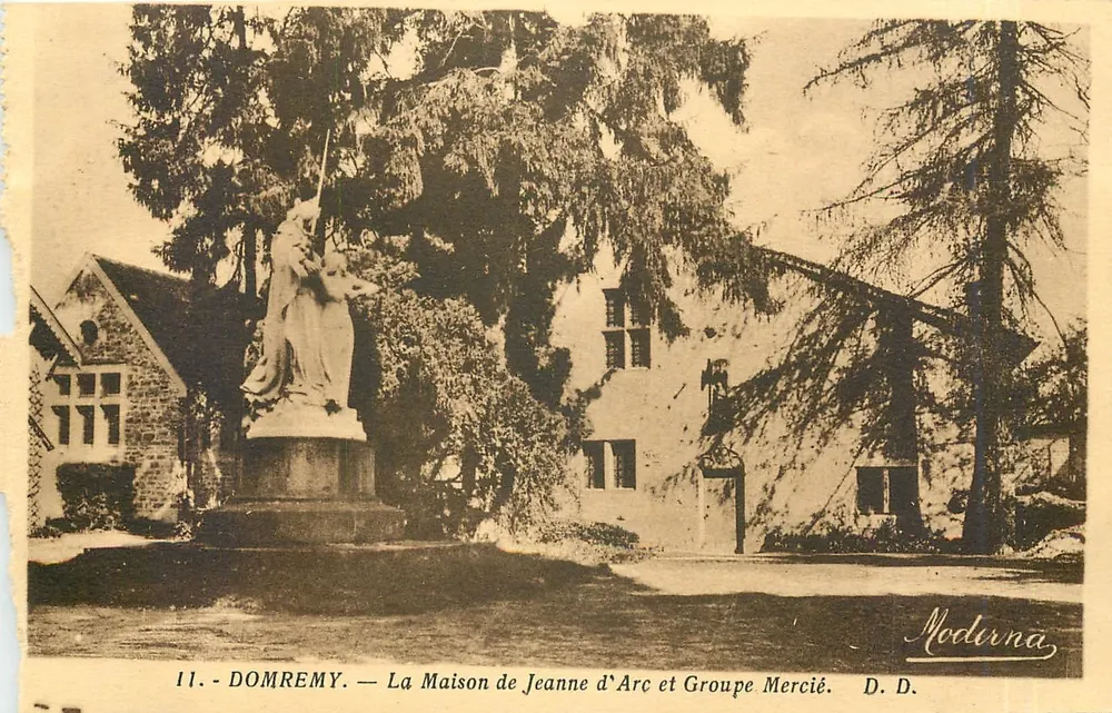 Domrémy — Das Haus der Johanna von Arc und Gruppe Mercié — Moderne Ansichtskarte - Vorderseite