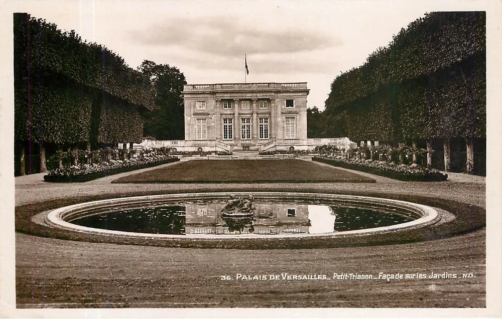Palais de Versailles — Petit Trianon — Façade sur les jardins — ND - Recto
