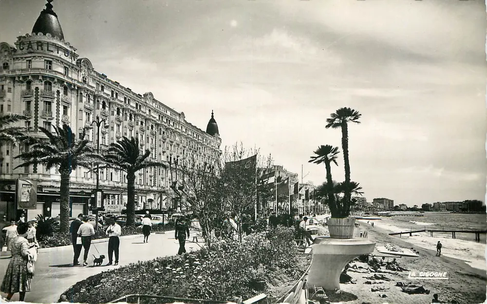 Cannes (A.M.) — Le Carlton, la Croisette et la Plage — Éd. La Cigogne - Recto