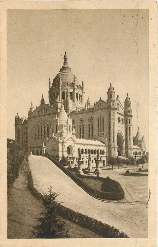 Basilique de Lisieux — Perspective de l'entrée du Parvis — Éditeur Paris, série 3 bis - Recto