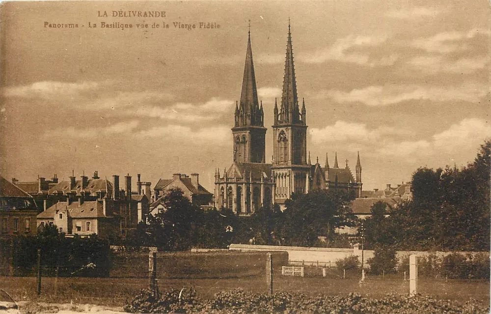 La Délivrande — Die Basilika von der Glaubensmutter aus gesehen — Panorama - Vorderseite