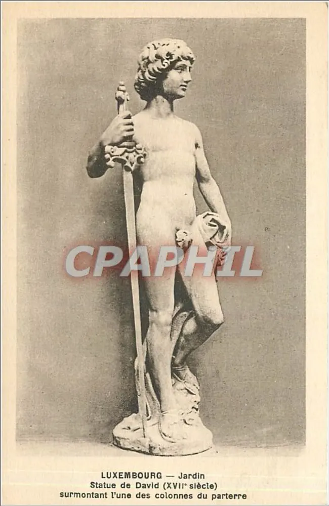 Luxemburgo — Jardim, estátua de David (século XVII) sobre uma das colunas do parterre - Frente