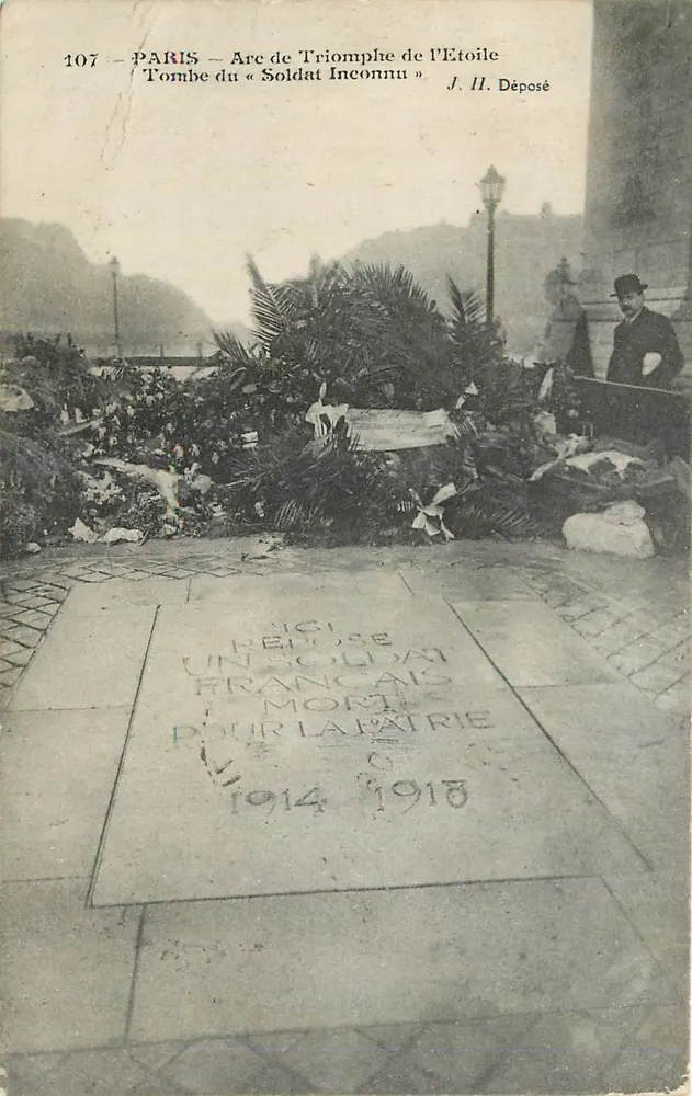 Paris — Arc de Triomphe de l'Étoile — Tombe du « Soldat Inconnu » — J. H. Déposé - Recto