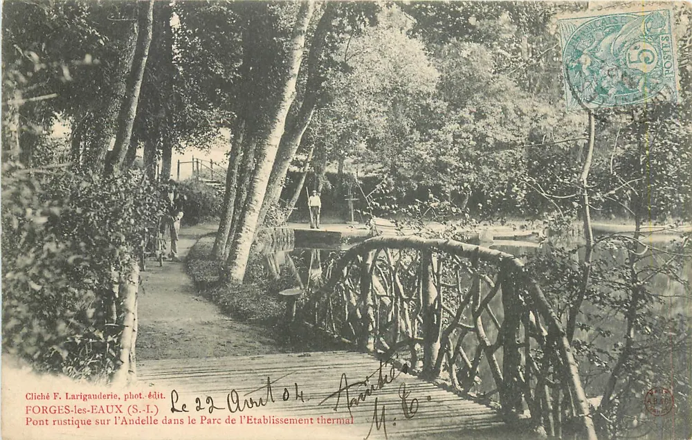 Holzbrücke über die Andelle im Park des Thermalbades — FORGES-LES-EAUX (S.-I.), Foto F. Larigauderie - Vorderseite