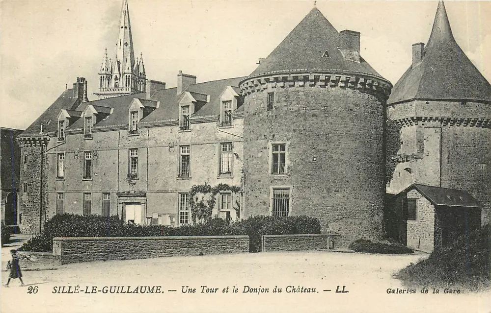 Sillé-le-Guillaume — Eine Turm und der Bergfried des Schlosses — Galerien der Station - Vorderseite
