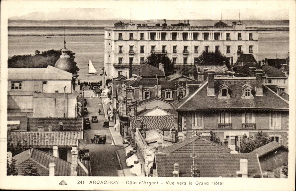 Arcachon - Côte d'Argent - Vue vers le Grand Hôtel — éditeur C. Almanconne des Arts Photomécaniques, Strasbourg, n° 241 - Recto