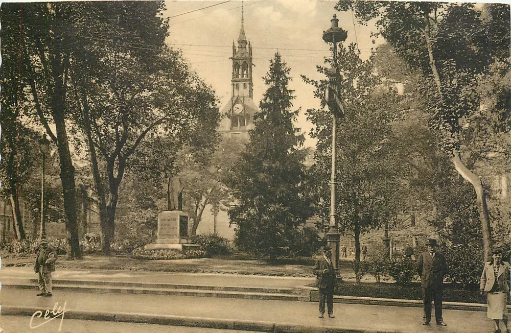 Praça do Mercado — monumento central e igreja — Cely - Frente