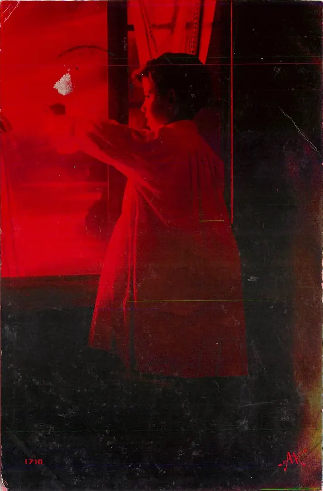 Enfant en robe longue — scène intérieure éclairée en rouge — éditeur CPAPHIL, n° 1710 - Frente