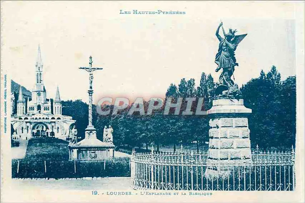 Lourdes - L'Esplanade et la Basilique — éditeur L. P. (n°19) - Recto