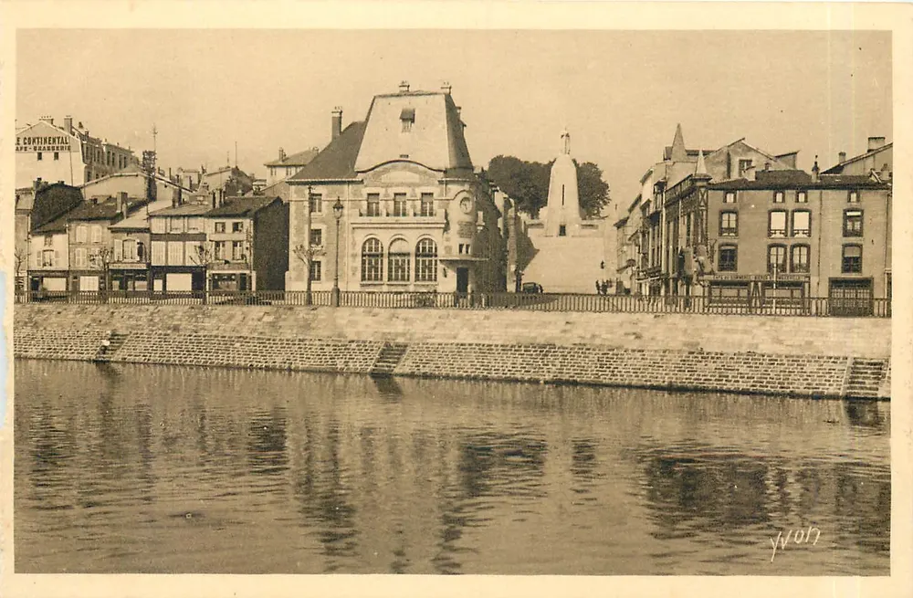 Verdun (Meuse) — Das Hotel der Post und der Siegesdenkmal — Les Éditions d'Art Léon, Paris - Vorderseite