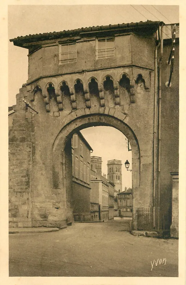 Verdun (Meuse) — Porta Châtel (poterne do XIVe s.) e torres da Catedral — Les Éditions d'Art Yvon, 15 Rue de la Paix, Paris - Frente