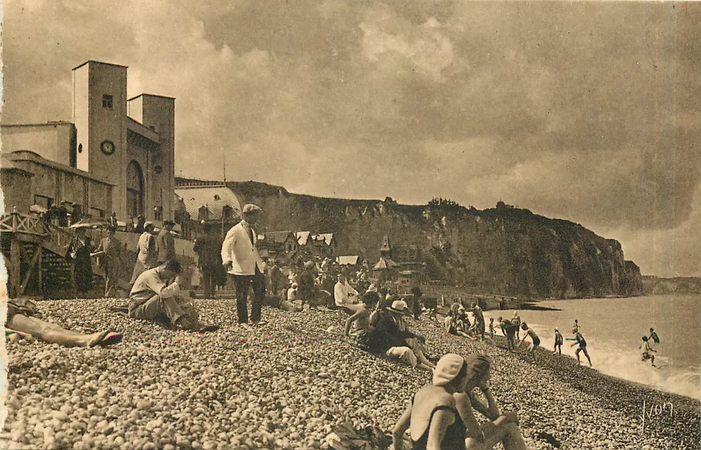 Dieppe (Seine-Inférieure) — La Plage devant le Casino — Les Éditions d'Art Yvon, Paris - Recto